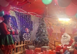 Los niños visitaron a Papá Noel y entregaron las cartas.