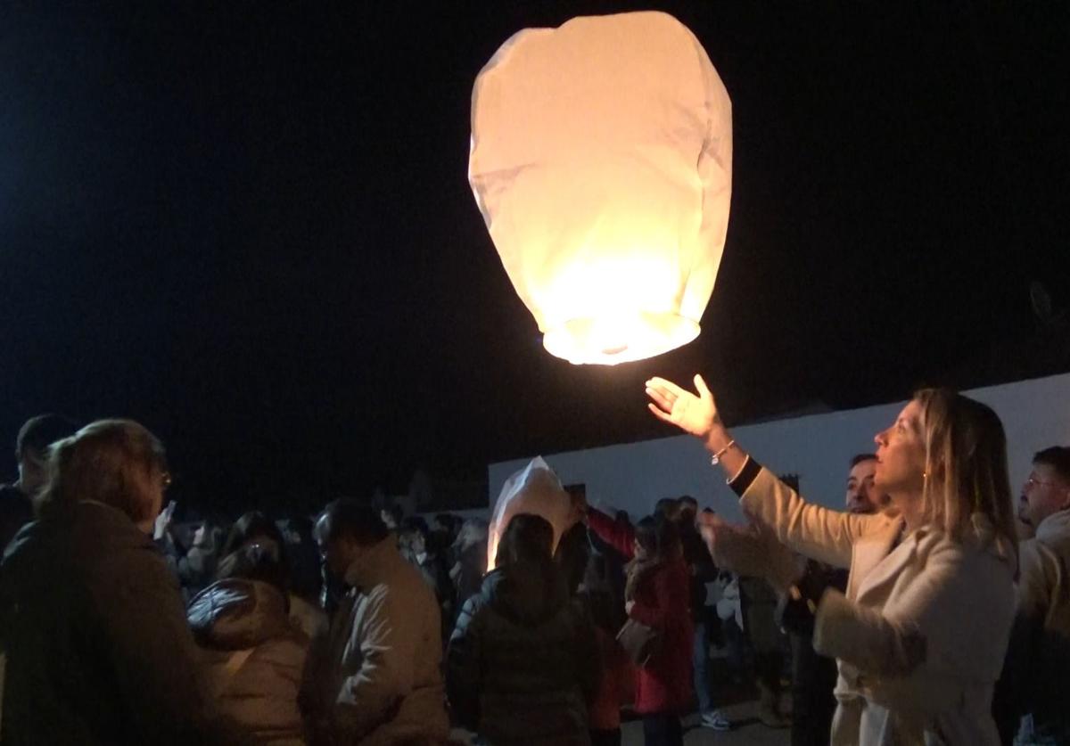 El cielo se ilumnió con los cientos de farolillos de los deseos.