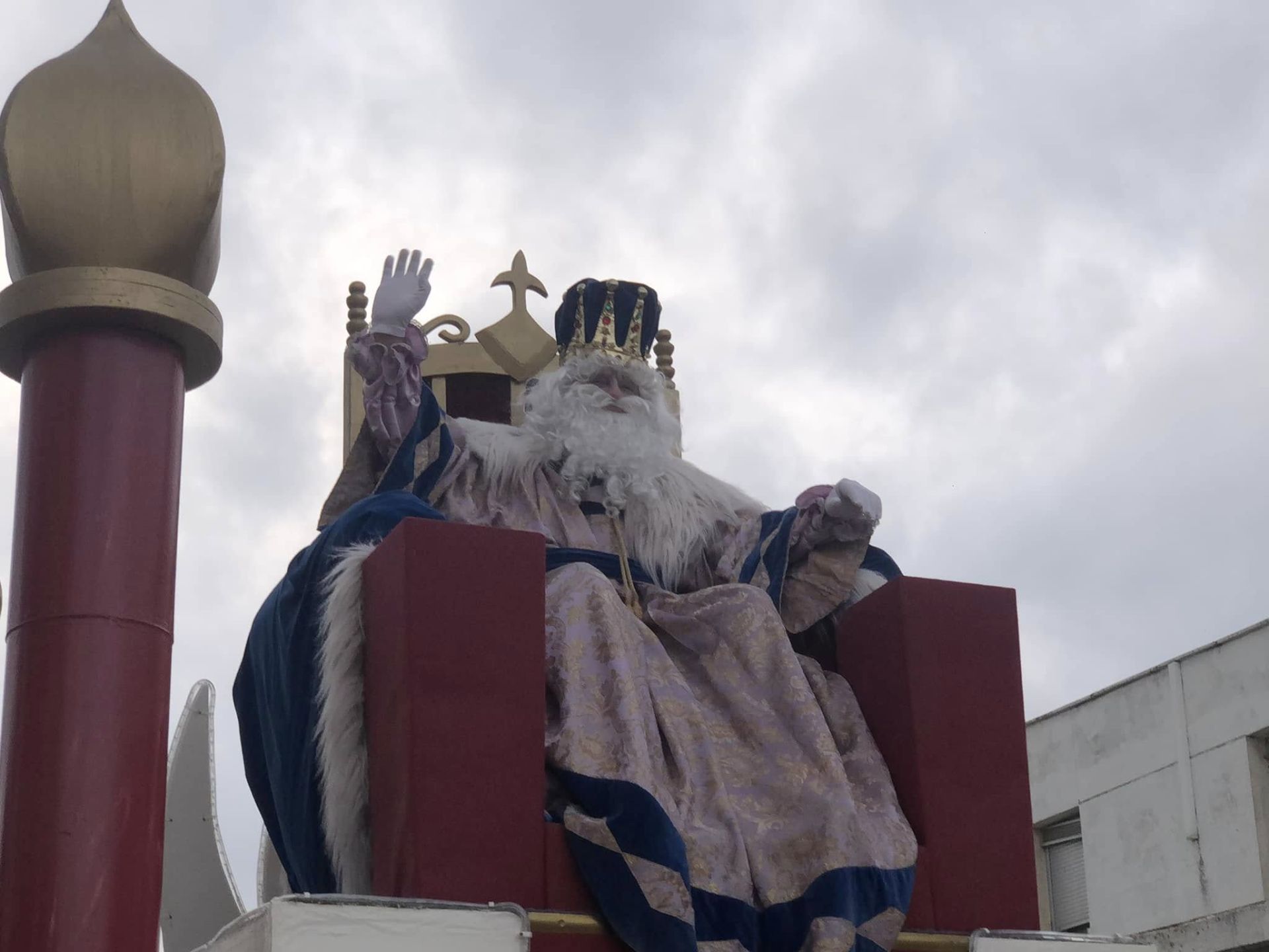 La gran cabalgata de Reyes con nueve carrozas puso fin a la navidad