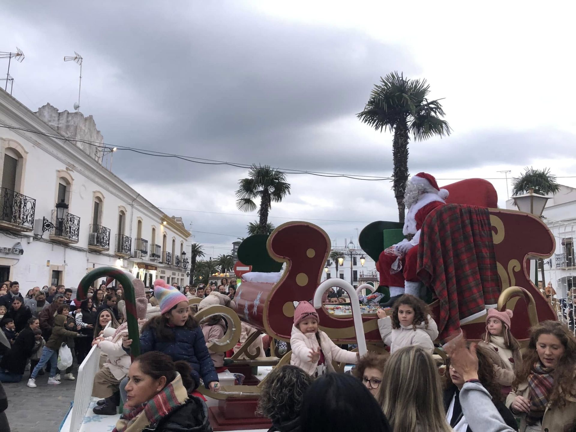 La gran cabalgata de Reyes con nueve carrozas puso fin a la navidad