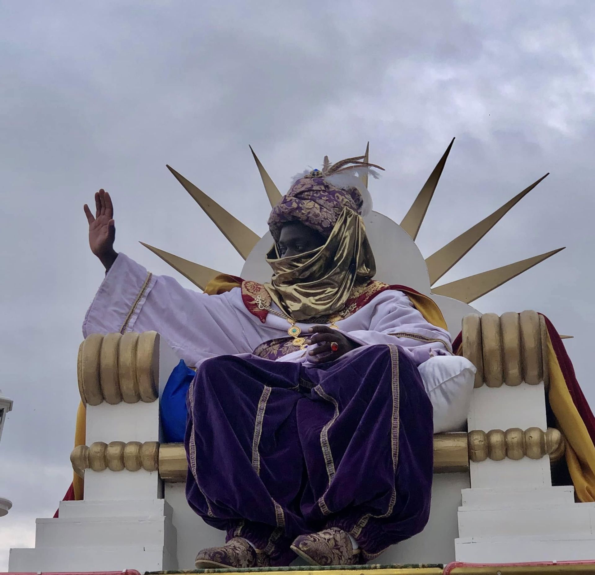 La gran cabalgata de Reyes con nueve carrozas puso fin a la navidad