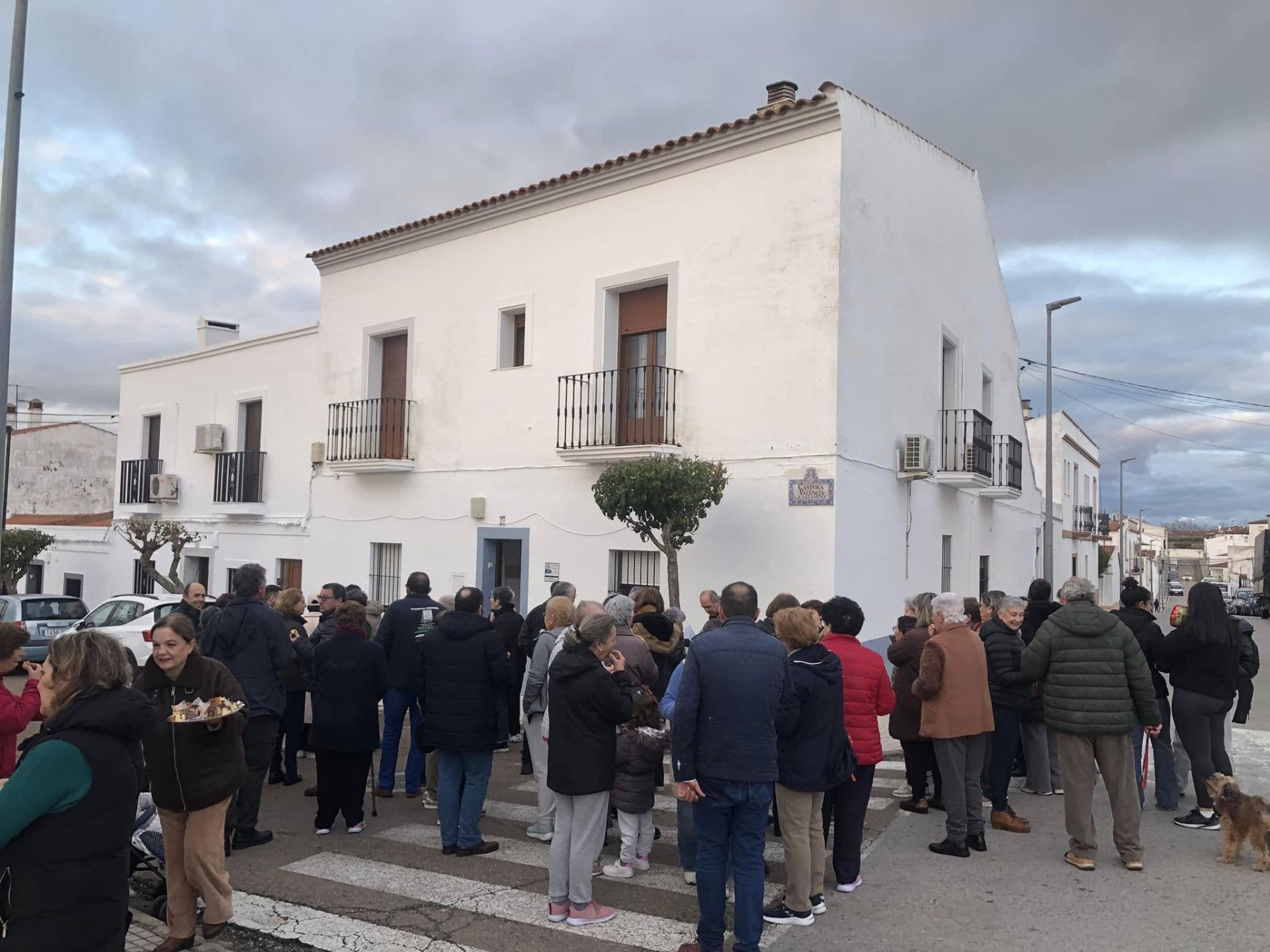 Castora recibe un merecido homenaje por su labor sacrificada y solidaria con sus vecinos