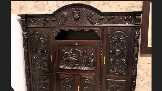 Un laborioso armario labrado en madera de nogal de estilo historicista, pieza del mes del Meegs