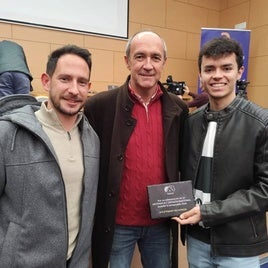 Los repressentates del Club de Atletismo de Olivenza posan con el galardón.