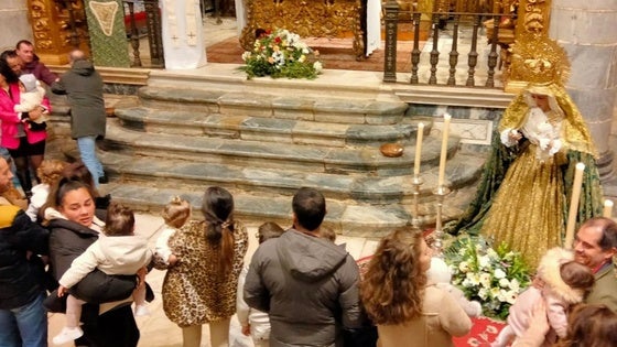 30 niños fueron presentados a la Virgen en Santa María del Castillo
