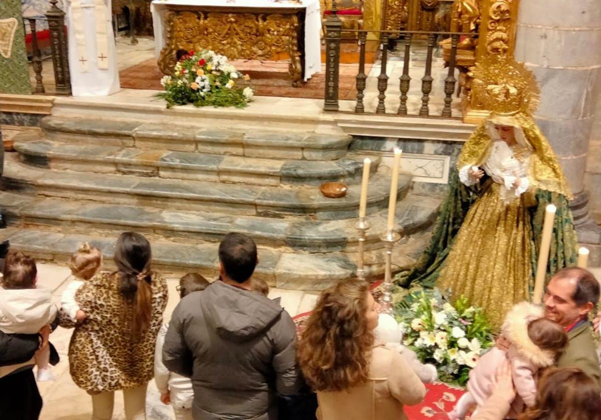 Los niños y niñas fueron presentados a la Virgen de la Esperanza.