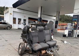 El coche que quedó partido tras la colisión.