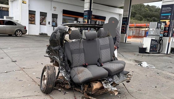 Un coche se reduce a la mitad tras una colisión fronto-lateral en Olivenza