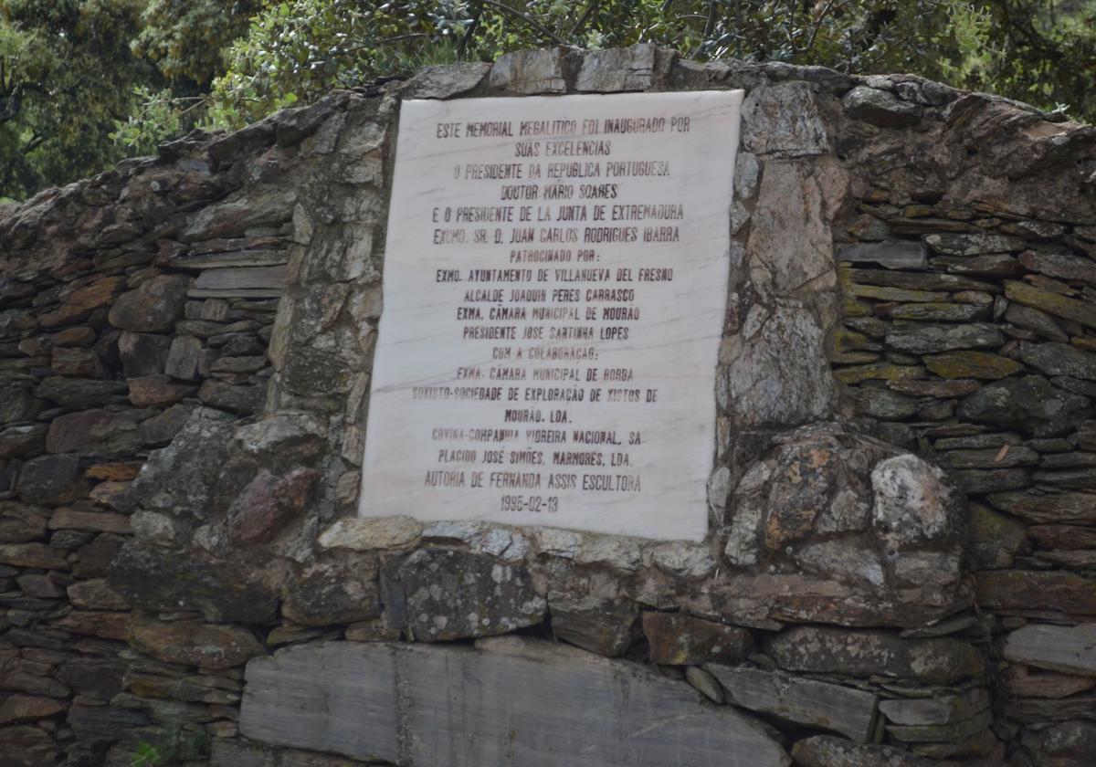 Monolito en recuerdo del general Delgado y Campos en el lugar en el que fueron enterrados.