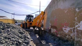 Una excavadora prepara el terreno para la obra.