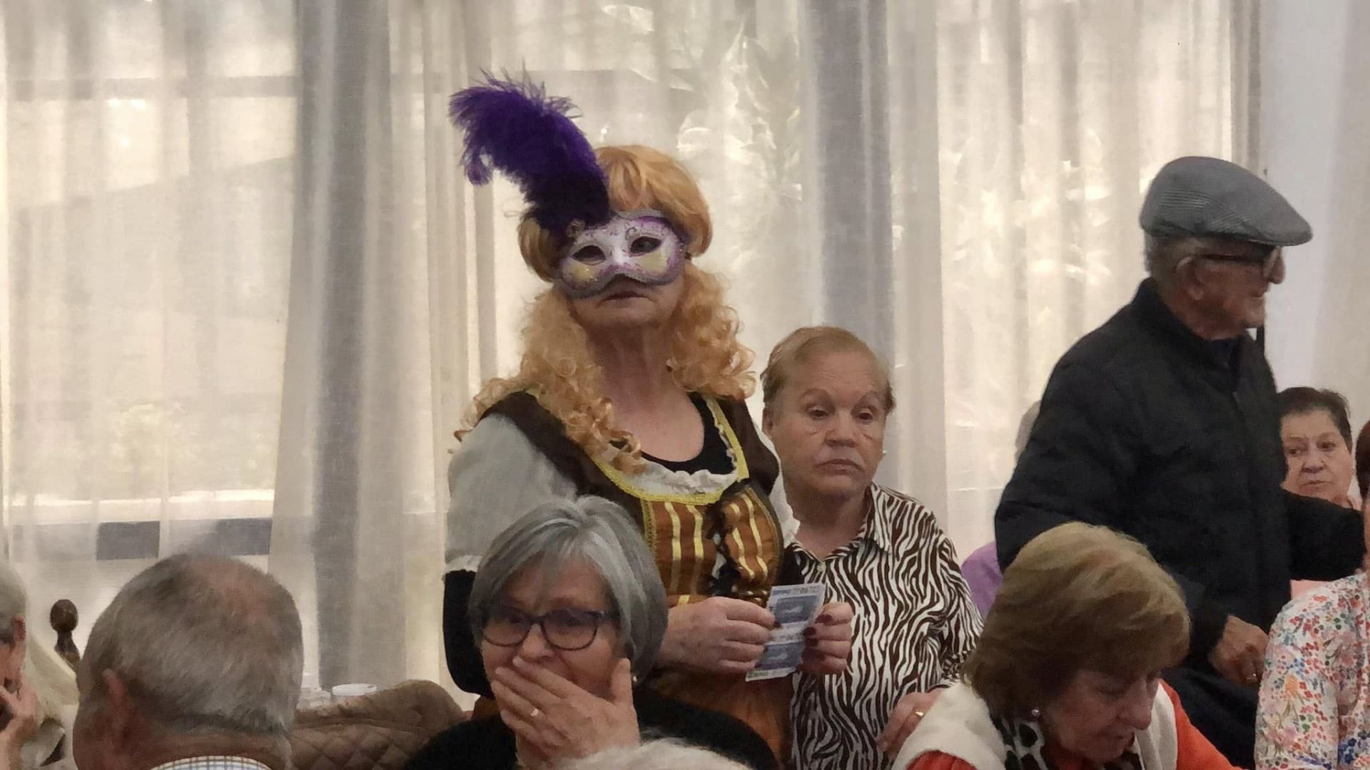 El Centro de Mayores se llenó para la fiesta de inauguración del carnaval