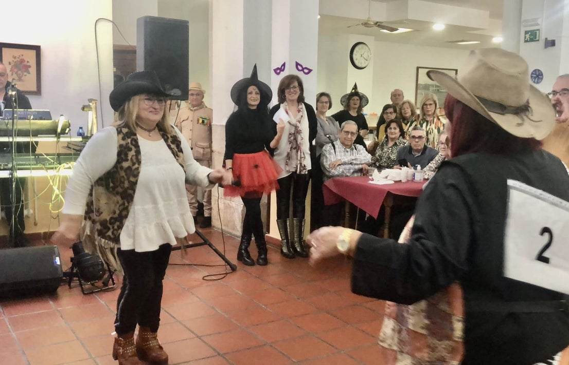 El Centro de Mayores se llenó para la fiesta de inauguración del carnaval