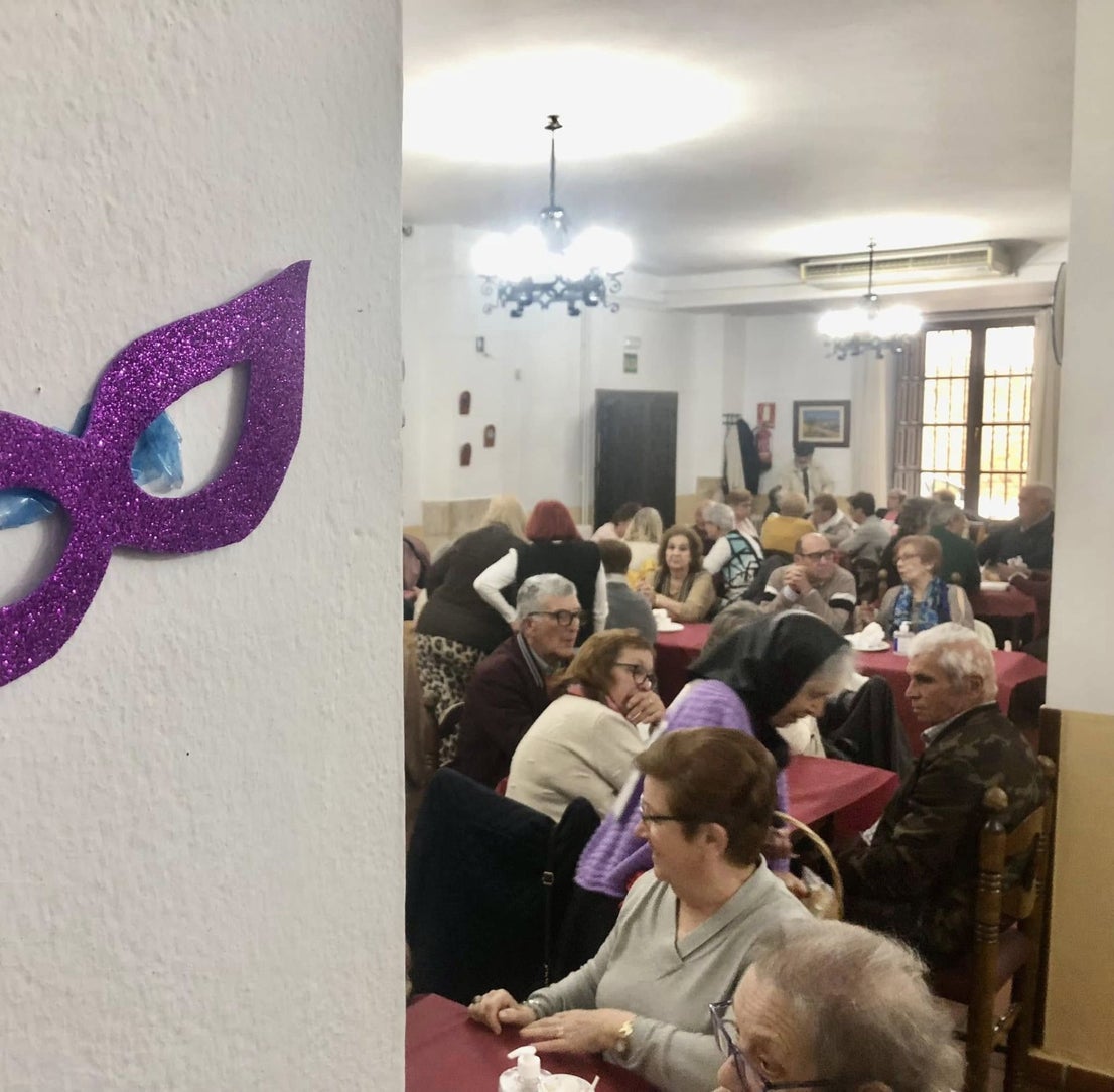 El Centro de Mayores se llenó para la fiesta de inauguración del carnaval