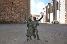 Estatua dedicada al floclore oliventino en el caso antiguo de Olivenza.