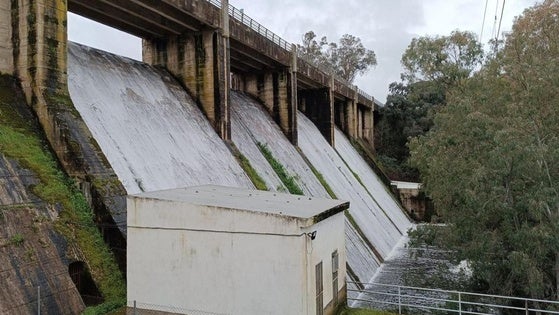 El pantano de Piedra Aguda desagua por sus cuatro aliviaderos