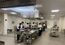 El alumnado posa en el aula del curso.