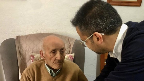Esteban Sousa Acosta es felicitado por el regidor al cumplir 100 años