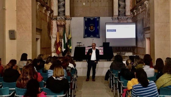 Numerosas familias asistieron a la charla del psicólogo José Serrano