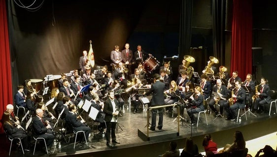 La Filarmónica de Olivenza homenajea a varios de sus miembros en el concierto de su 174º aniversario