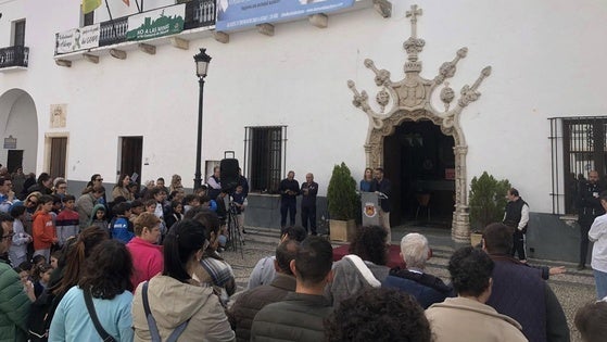 Profesorado, estudiantes y Ayuntamiento reivindican en un acto mejoras para alumnos con TEA