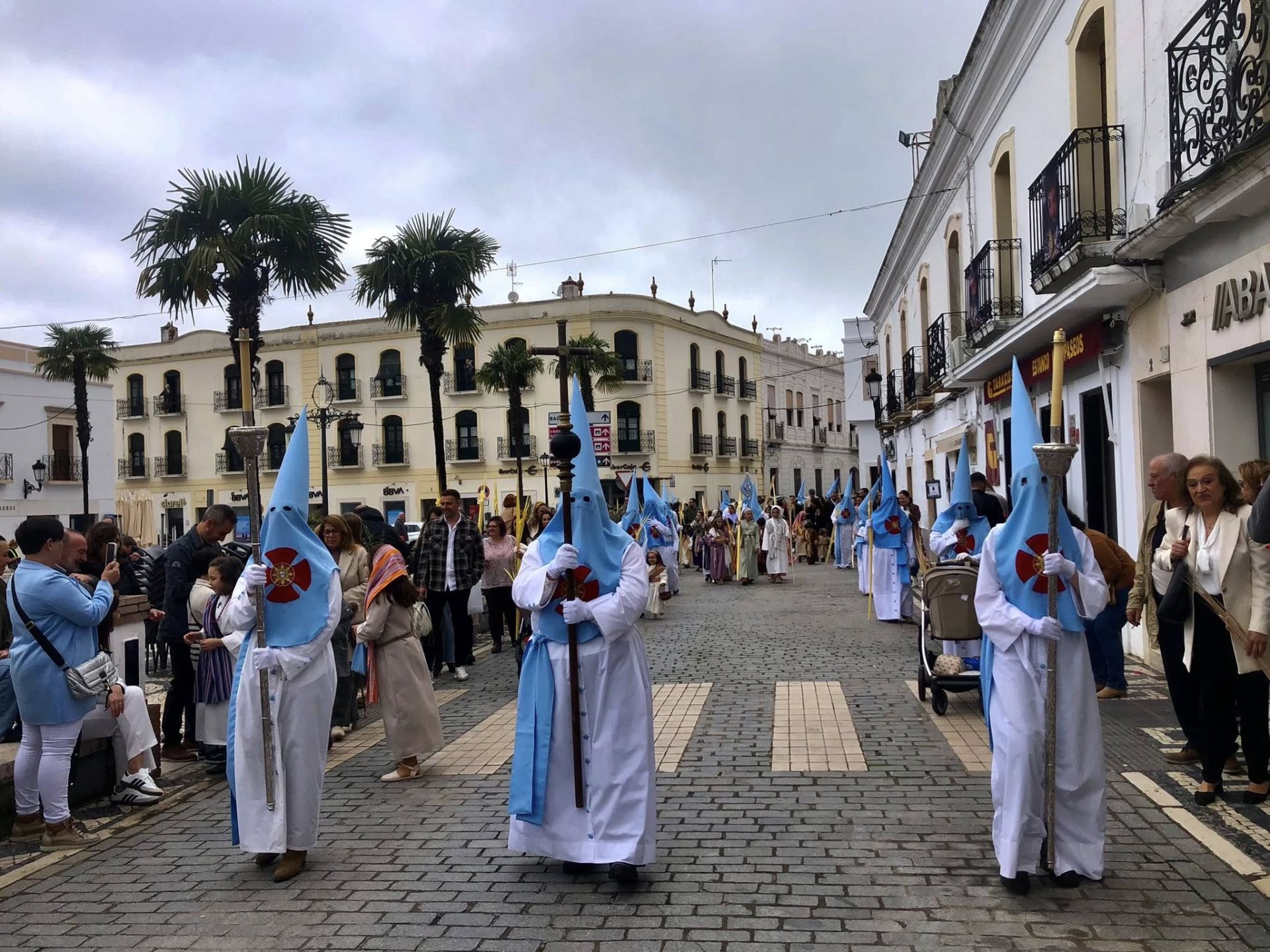 Decenas de niños vestidos de hebreos asistieron a la procesión de La Burriquita