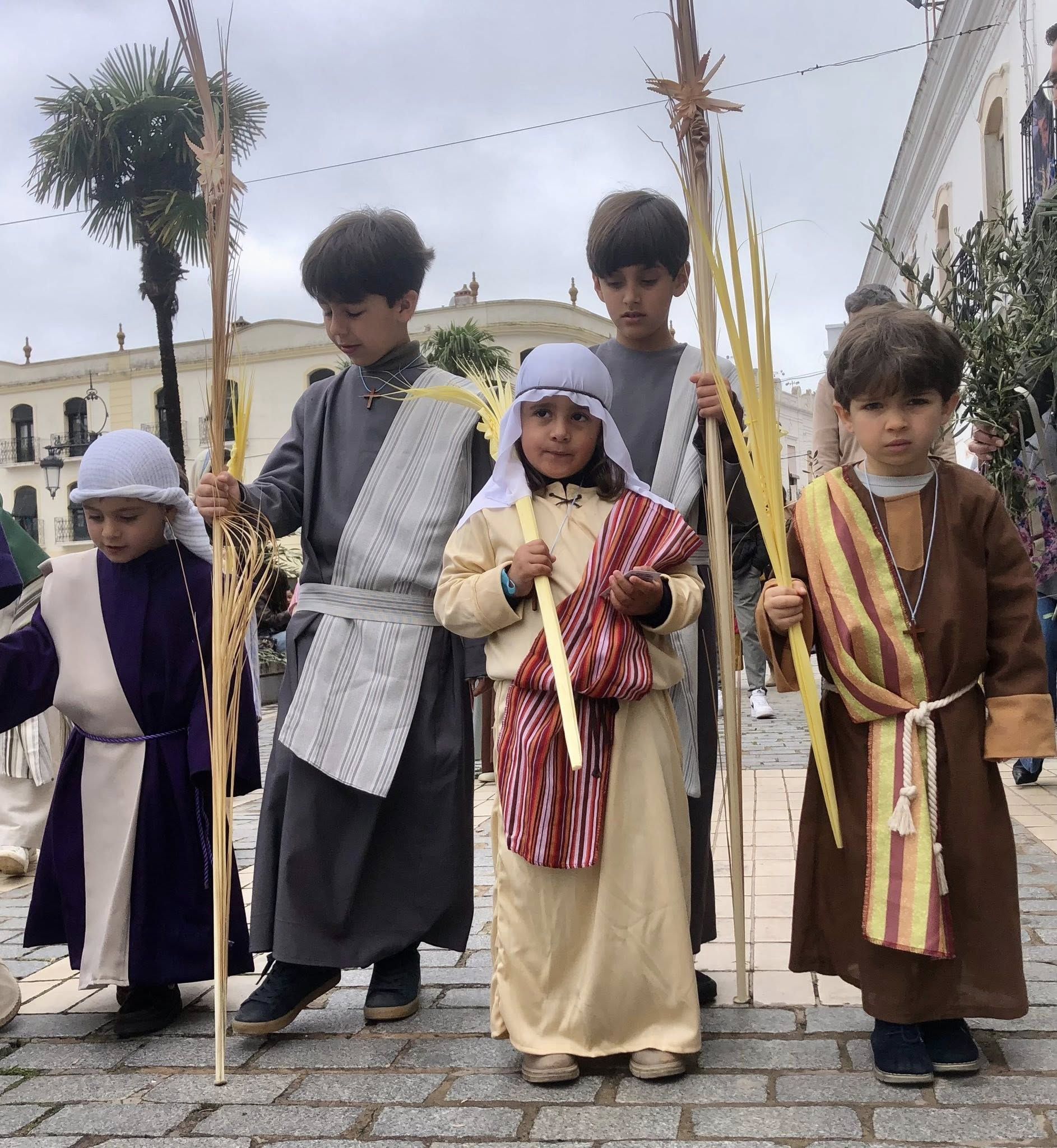 Decenas de niños vestidos de hebreos asistieron a la procesión de La Burriquita