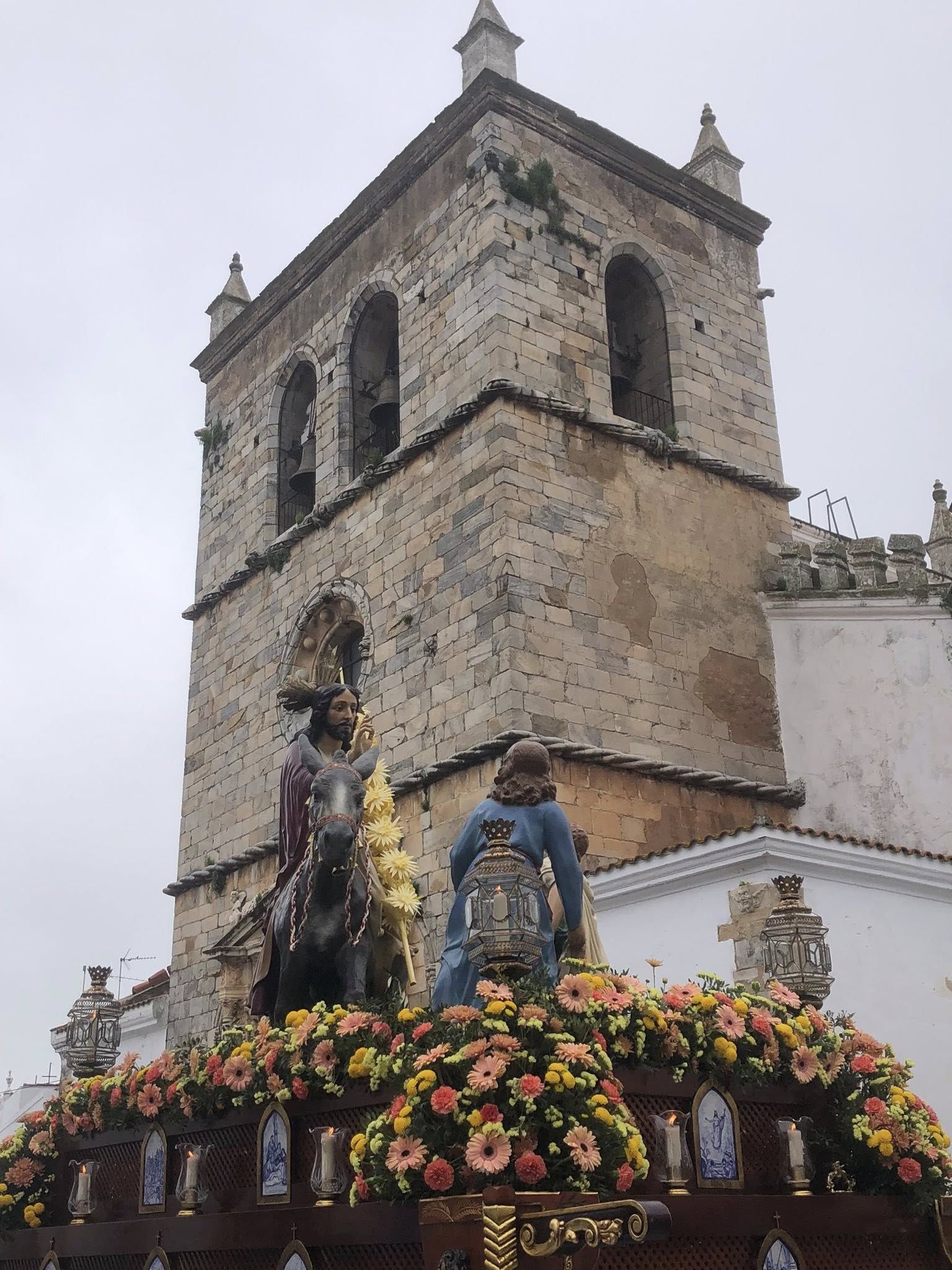 Decenas de niños vestidos de hebreos asistieron a la procesión de La Burriquita