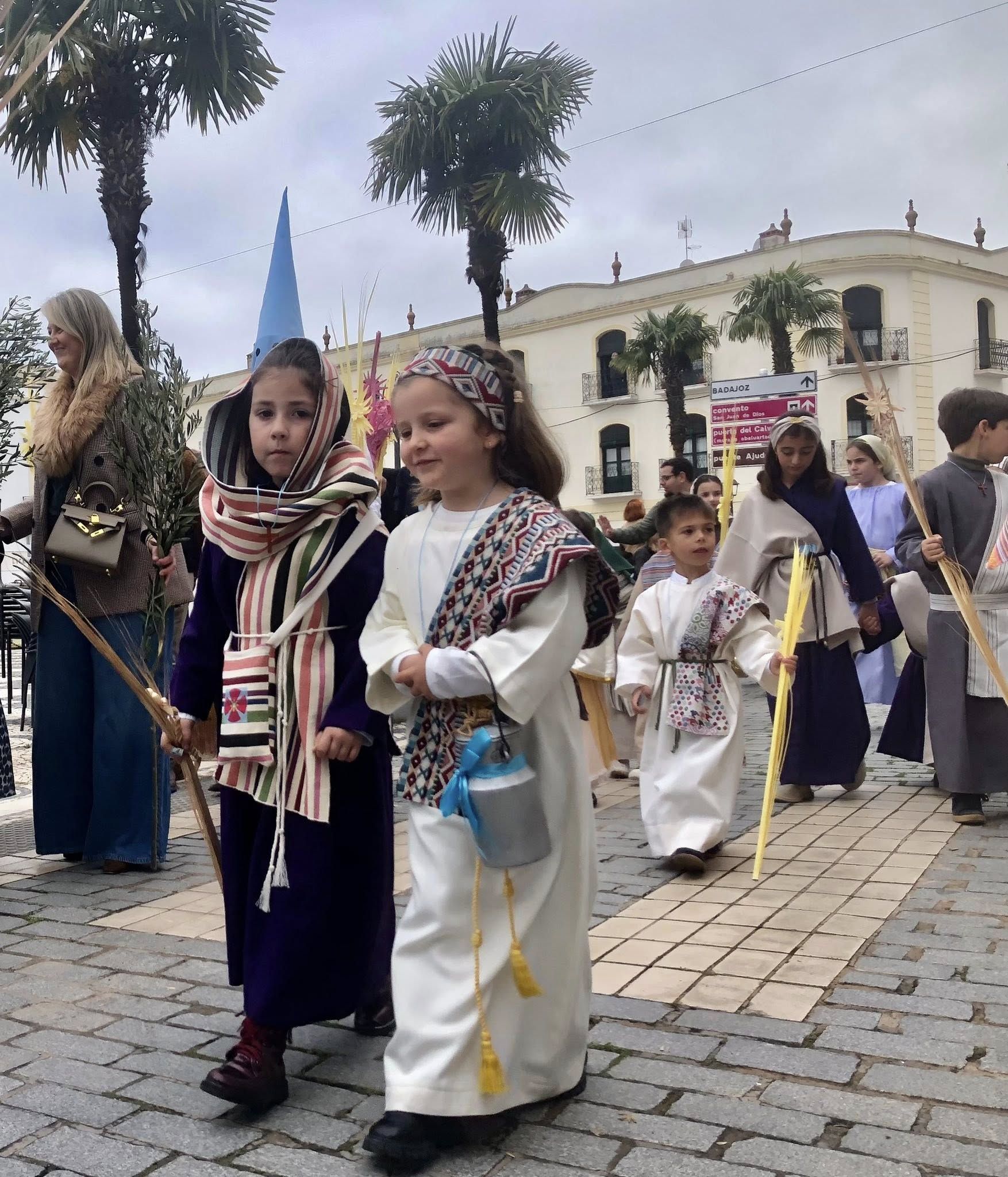 Decenas de niños vestidos de hebreos asistieron a la procesión de La Burriquita