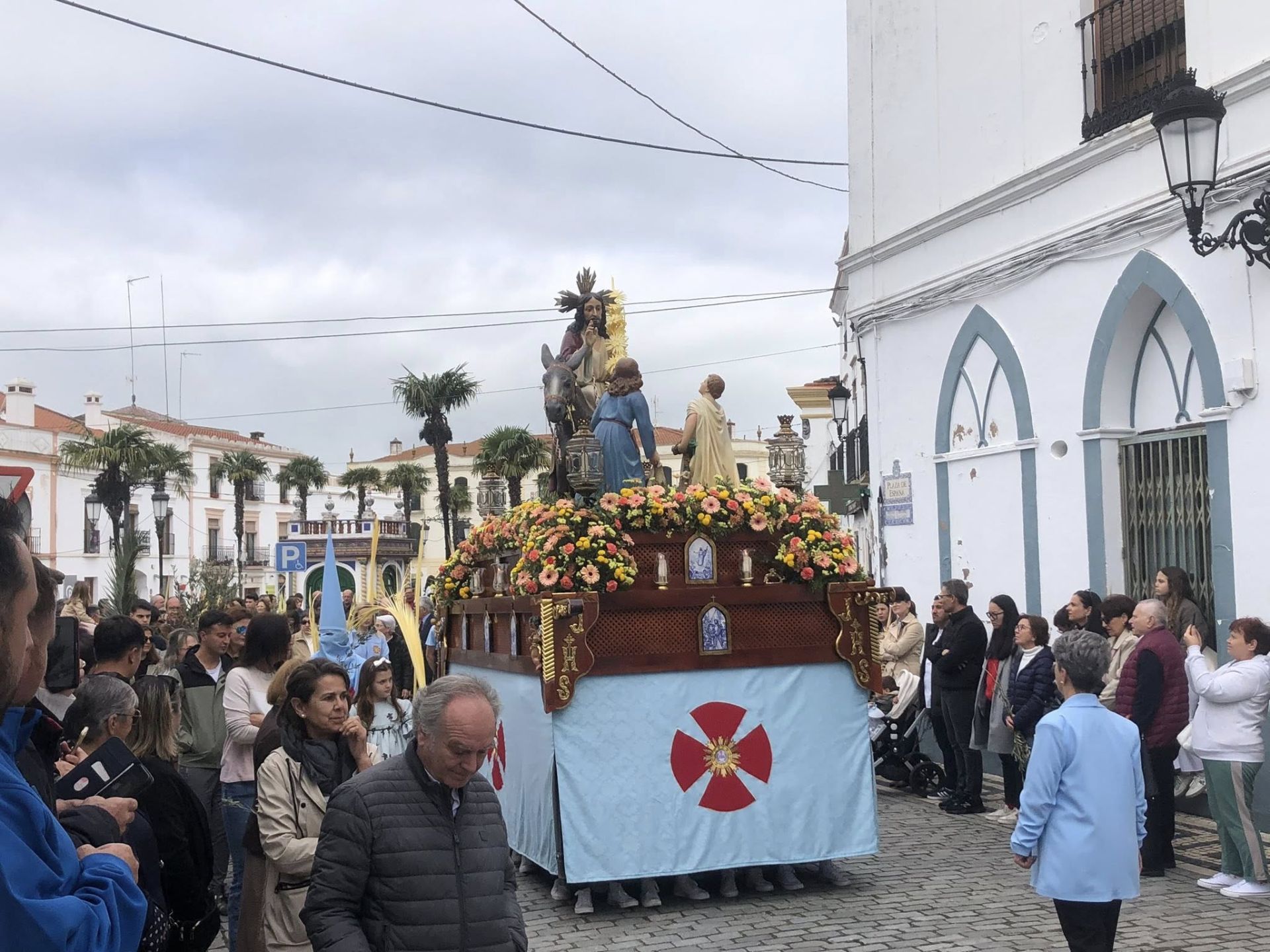 Decenas de niños vestidos de hebreos asistieron a la procesión de La Burriquita