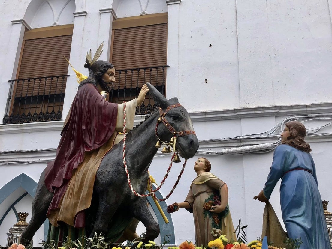 Decenas de niños vestidos de hebreos asistieron a la procesión de La Burriquita