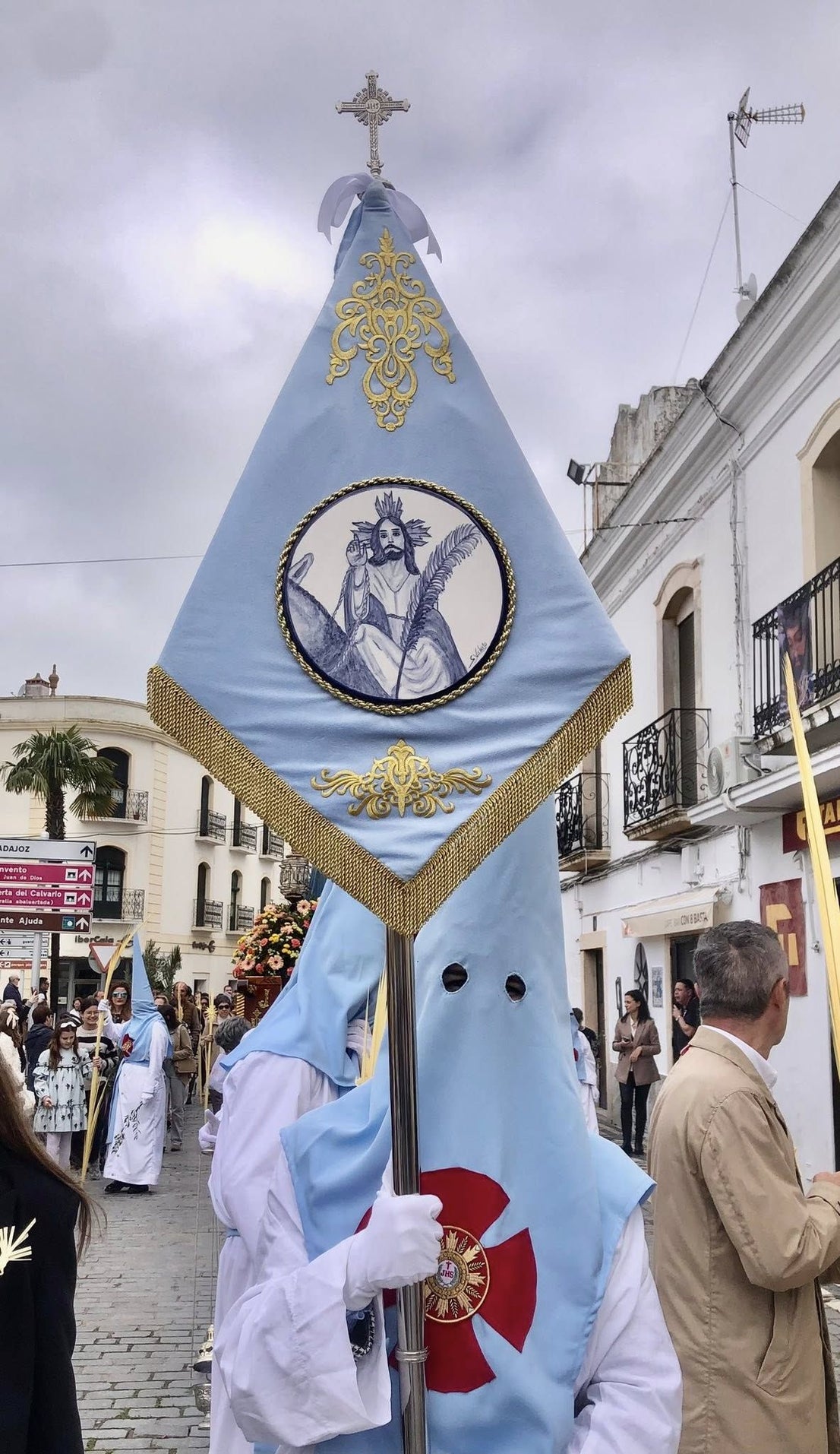 Decenas de niños vestidos de hebreos asistieron a la procesión de La Burriquita