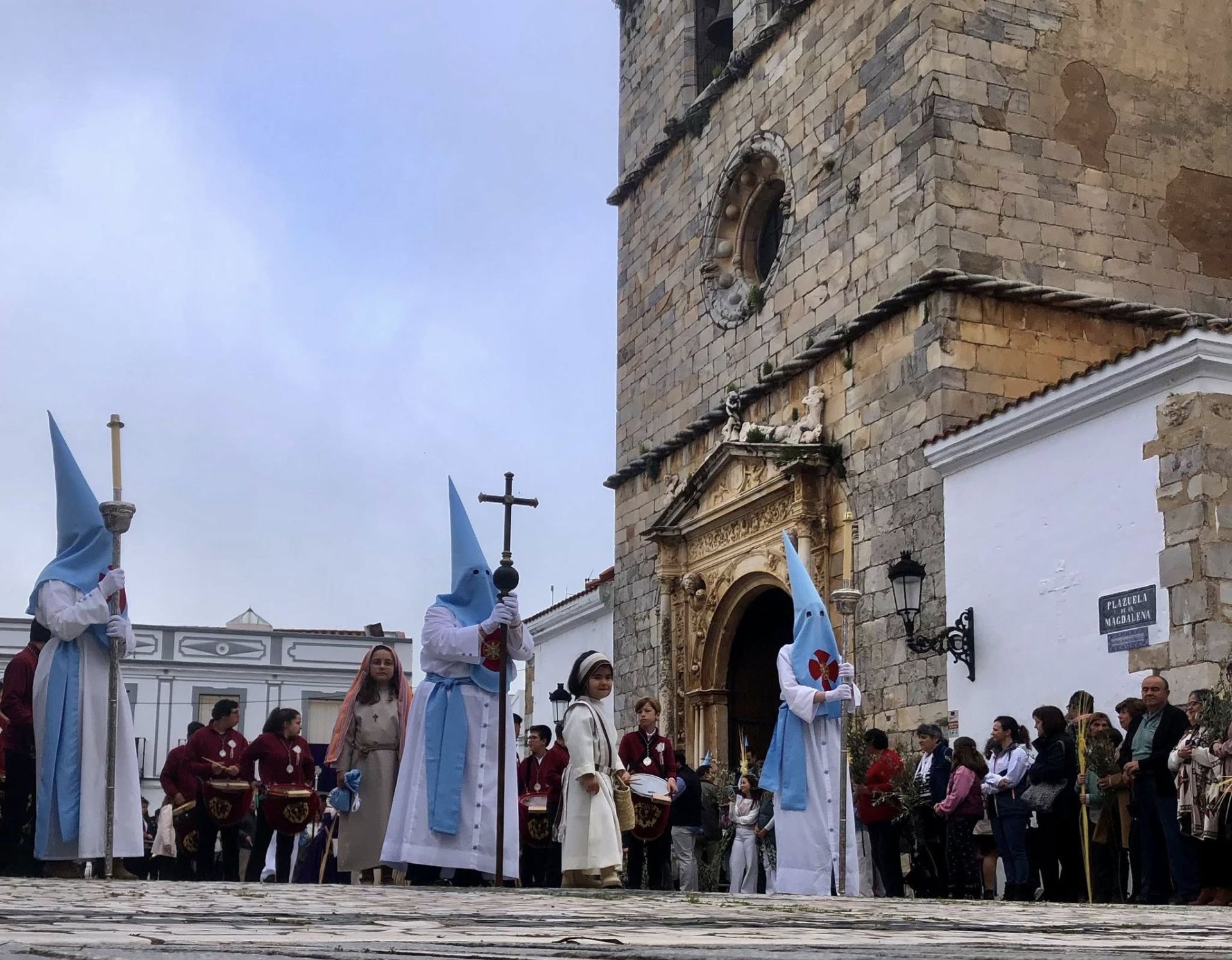 Decenas de niños vestidos de hebreos asistieron a la procesión de La Burriquita