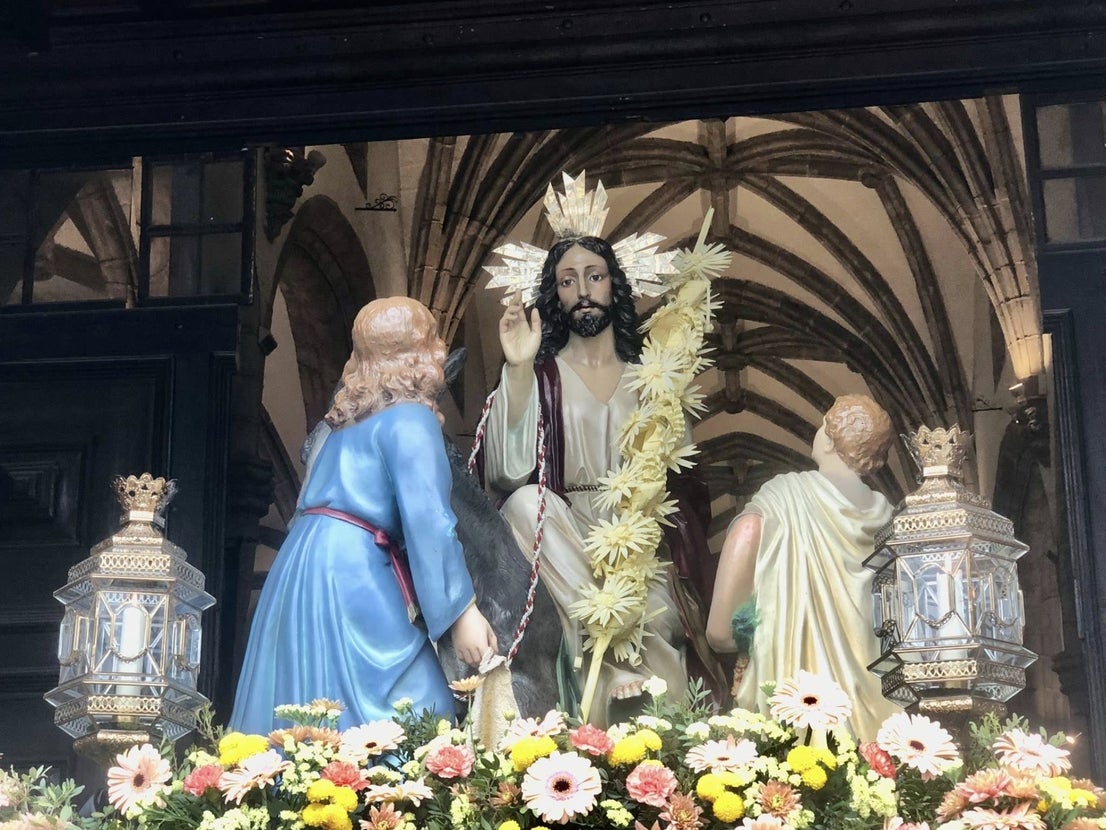Decenas de niños vestidos de hebreos asistieron a la procesión de La Burriquita