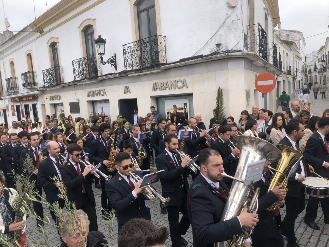 Decenas de niños vestidos de hebreos asistieron a la procesión de La Burriquita