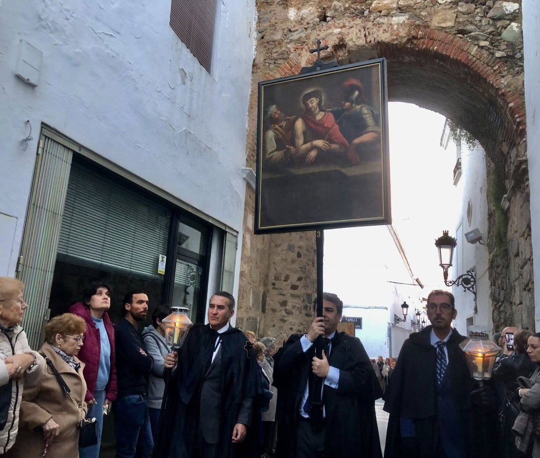 La procesión de las Banderas, única en España, volvió a recorrer Olivenza