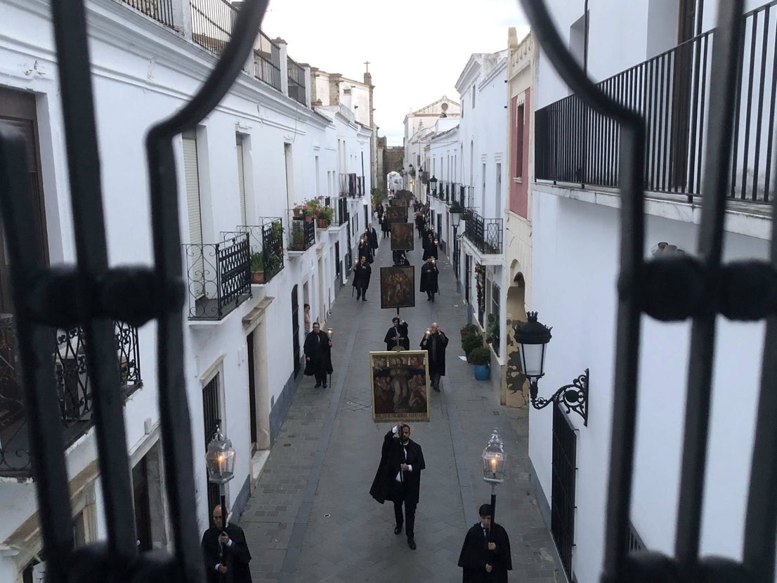 La procesión de las Banderas, única en España, volvió a recorrer Olivenza