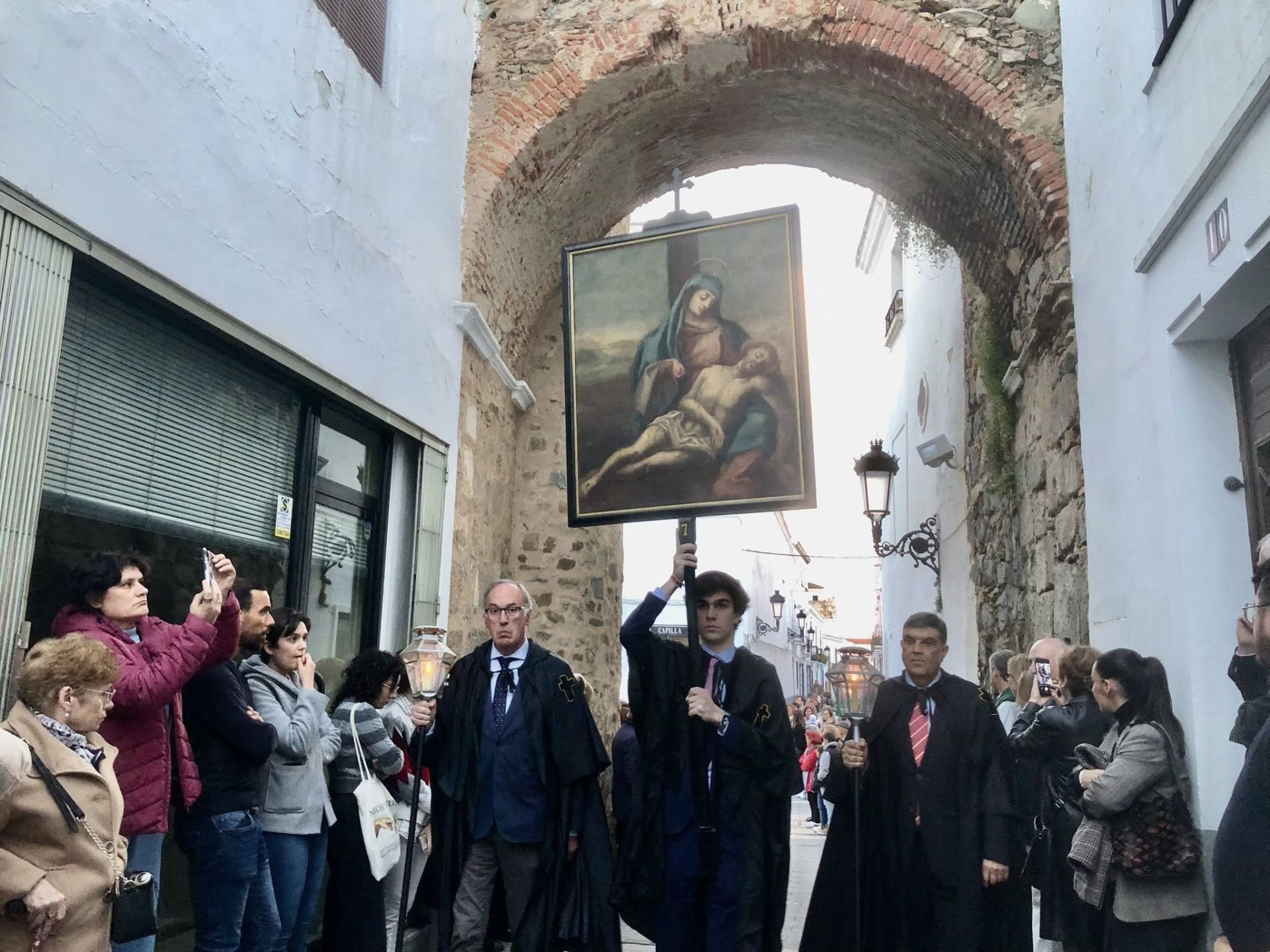 La procesión de las Banderas, única en España, volvió a recorrer Olivenza