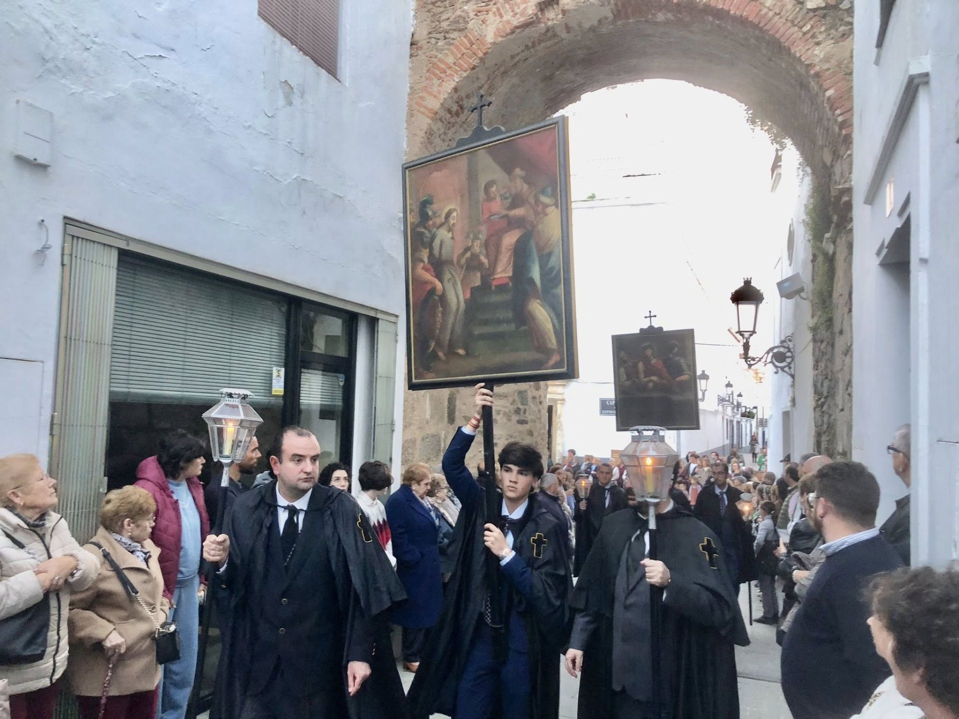 La procesión de las Banderas, única en España, volvió a recorrer Olivenza