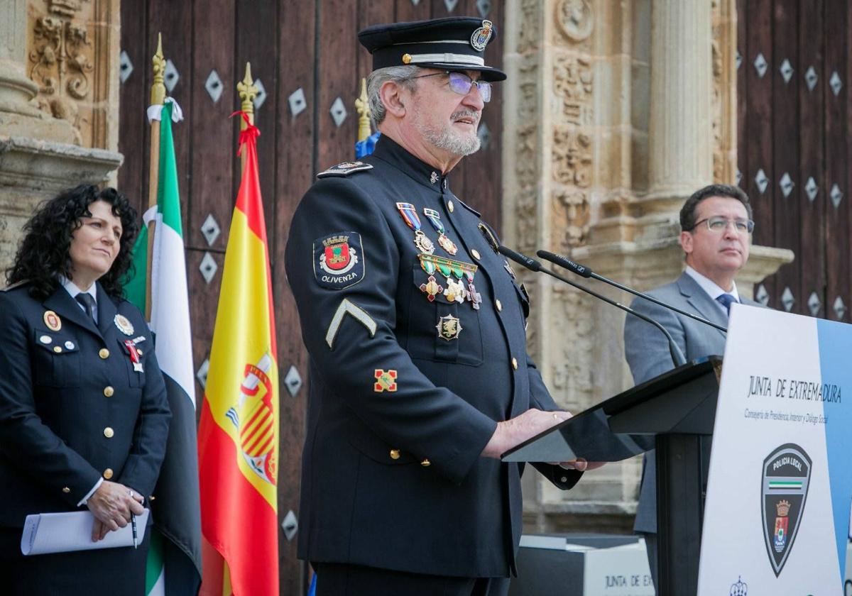 El exsubinspector de la Policía Local Benito Márquez recibe un reconocimiento de la Junta