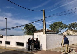 Personal técnico y topógrafos de la empresa pública Tragsa junto al regidor.