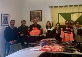 los voluntarios recibierón las prendas en la Alcaldía.