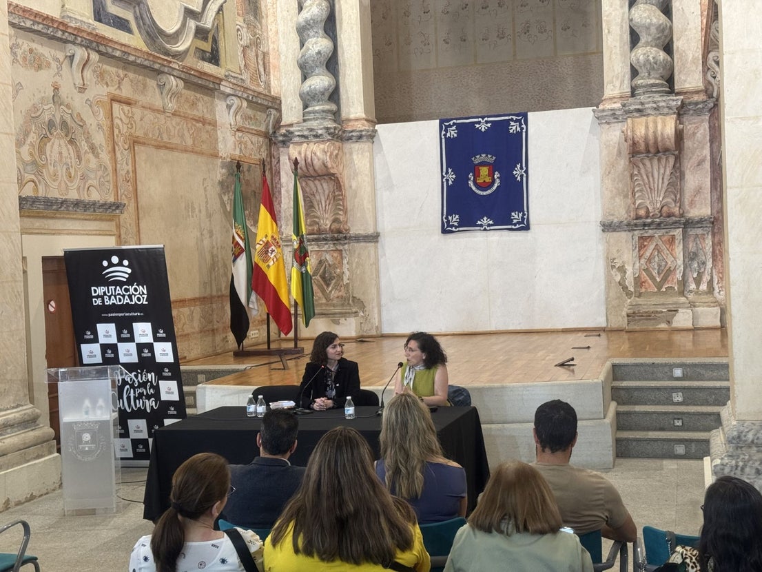 La presentación de 'La hija de la novicia' de la oliventina Elena Álvarez cerró la Semana del Libro