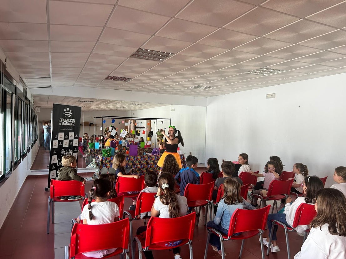 La presentación de 'La hija de la novicia' de la oliventina Elena Álvarez cerró la Semana del Libro