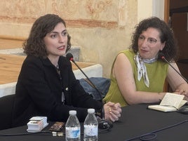 La escritora oliventina (a la izquierda) en la presentación de su última novela