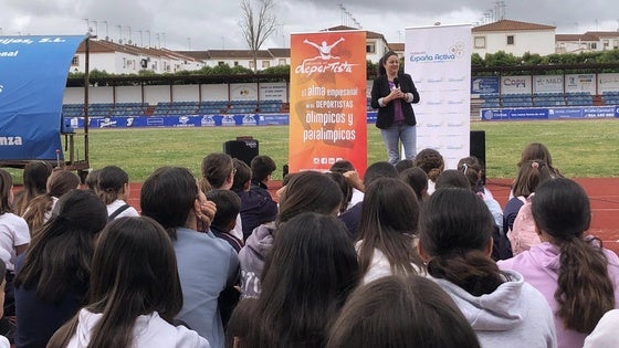 La medallista olímpica Nuria Cabanillas ha mantenido un encuentro con escolares de la ciudad