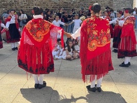 La Maya recibe con bailes y flores a la primavera.