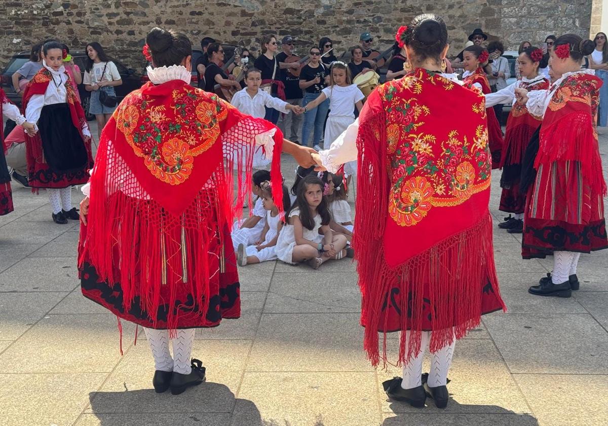 La Maya recibe con bailes y flores a la primavera.
