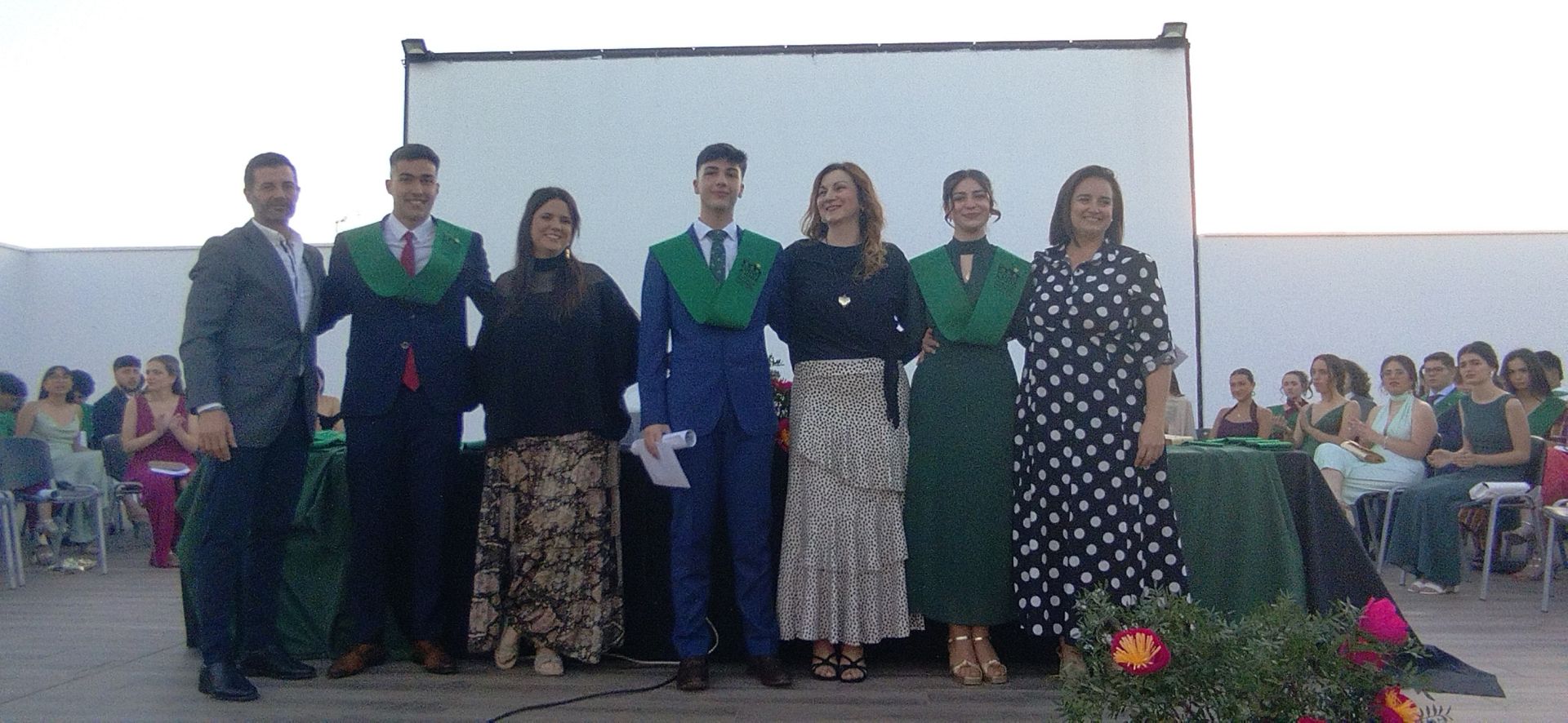 El alumnado del IES Puente Ajuda celebra su graduación de Bachillerato