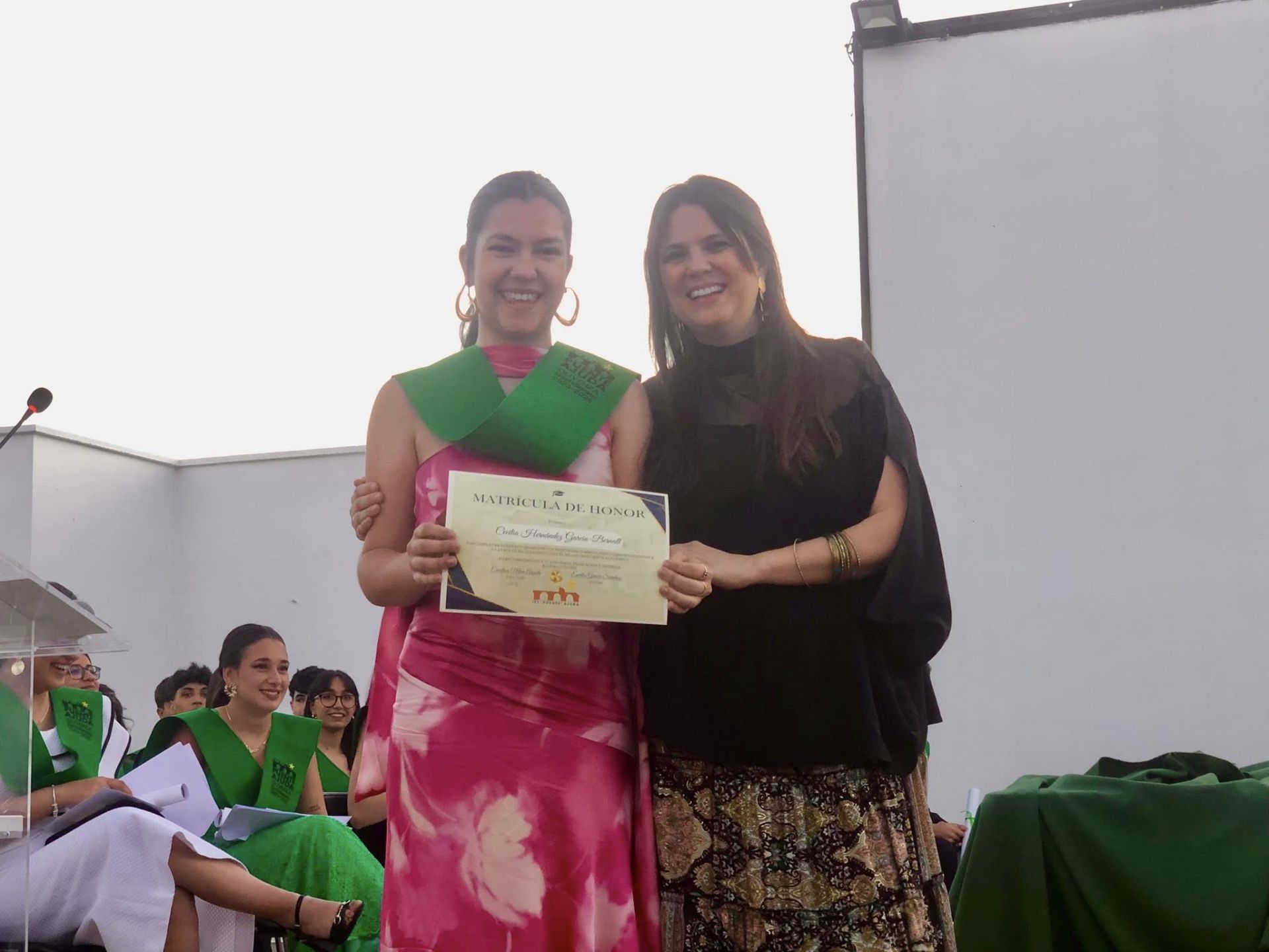 El alumnado del IES Puente Ajuda celebra su graduación de Bachillerato