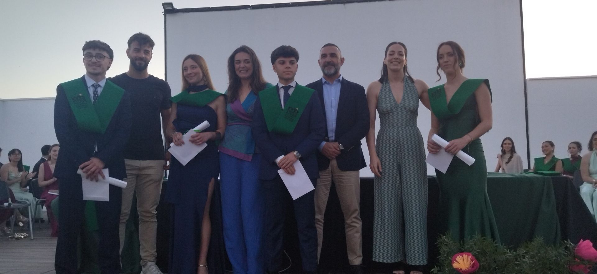El alumnado del IES Puente Ajuda celebra su graduación de Bachillerato